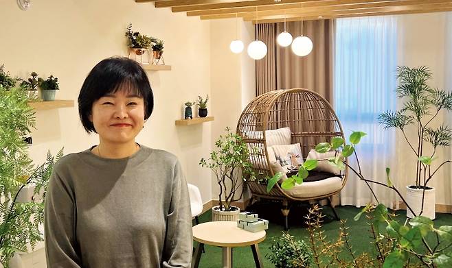 김은정 용산구 마음건강정책과 마음건강팀장이 용산구온마음숲센터 휴게공간 겸 대기실에서 미소 짓고 있다.
