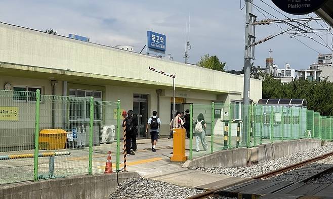 강원도 묵호역 전경. 올해 묵호역 하루 평균 케이티엑스(KTX) 이용객은 동해선 개통 전인 2024년 대비 두 배 넘게 증가했다. 사진 조유진