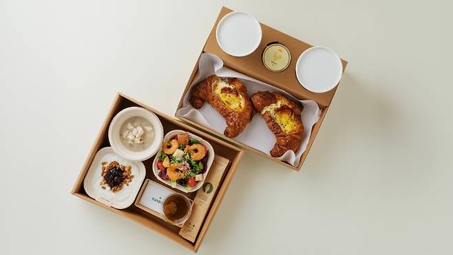 경주 펫 프렌들리 호텔 키녹이 선보인 조식. 투숙객용 메뉴와 함께 반려동물용 삼계죽을 구성했다. (키녹 제공)