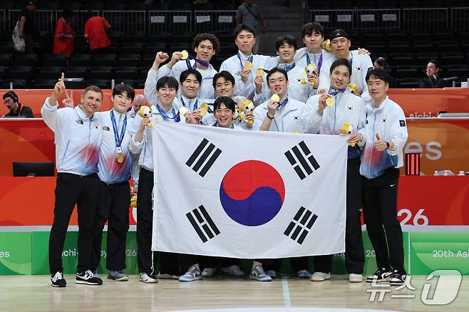 20일 일본 나고야 아이치 인터내셔널 아레나에서 열린 2026 아이치·나고야 아시안게임 남자농구 결승전 시상식에서 12년 만에 금메달을 획득한 대한민국 선수들이 기념촬영을 하고 있다. 2026.9.20 ⓒ 뉴스1 안은나 기자