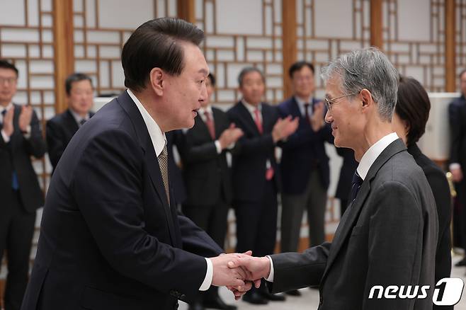 2023년 12월 8일 당시 윤석열 대통령이 용산 대통령실 청사에서 열린 대법원장 임명장 수여식에서 조희대 신임 대법원장과 악수하고 있다. 최근 조 대법원장이 이재명 대통령의 '대법관 재제청' 요구를 거부한 것에 대해 정권과 각을 세운 행보로 주목돼 대권을 차지한 윤 전 대통령을 모델로 삼은 정치적 행위가 아니냐는 해석을 낳았다. (대통령실 제공) 2023.12.8 ⓒ 뉴스1 오대일 기자