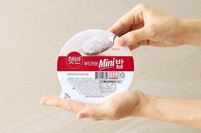 CJ제일제당이 지난달 출시한 110g 용량의 '햇반 부드러운 미니밥' / CJ제일제당