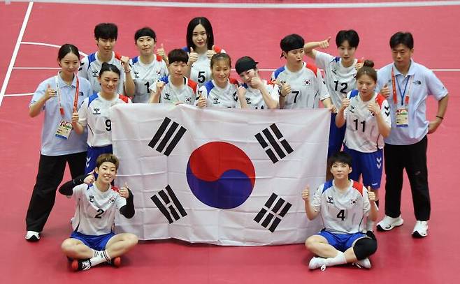 25일 일본 나고야 미즈호 공원 체육관에서 열린 2026 아이치·나고야 아시안게임 세팍타크로 여자 팀 레구 결승에서 태국에 패하고 은메달을 차지한 대한민국 선수들이 기념촬영을 하고 있다. /연합뉴스