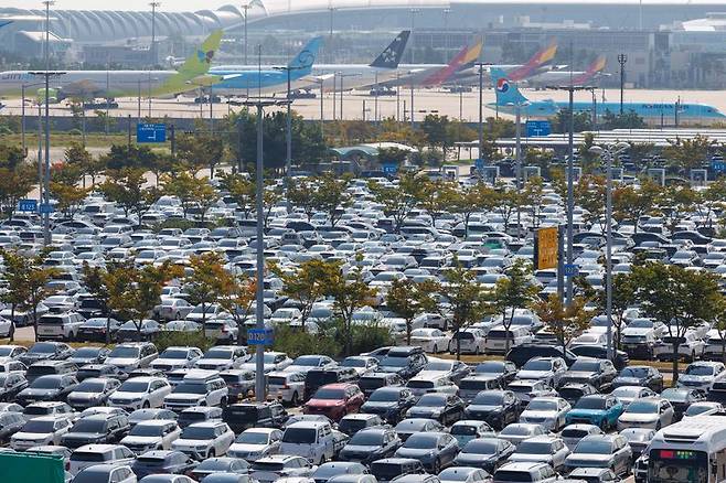 추석 연휴 첫날을 맞은 지난 24일 인천국제공항 제2여객터미널 장기주차장이 여객들의 차량으로 가득 차 있다. 인천국제공항공사 제공