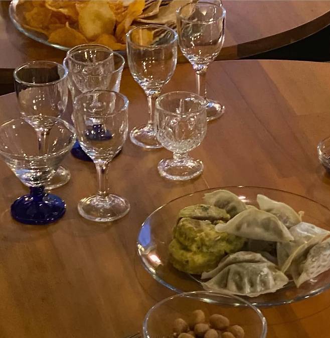 Simple dishes served at Jeong's gathering JEONG YU-JIN