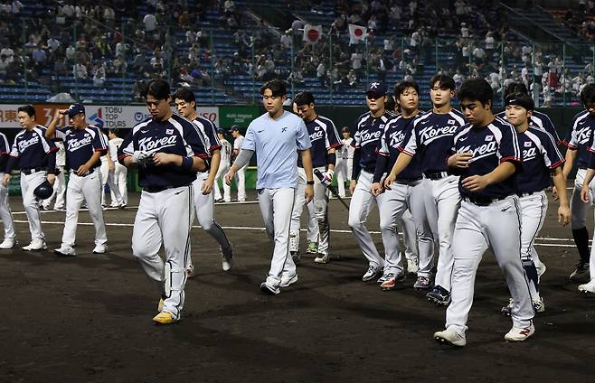 25일 일본 아이치현 도요하시 시민구장에서 열린 2026 아이치·나고야 아시안게임 야구 슈퍼라운드 한국과 일본의 경기에서 0-5로 패한 한국 선수들이 아쉬운 표정으로 나오고 있다. 연합뉴스