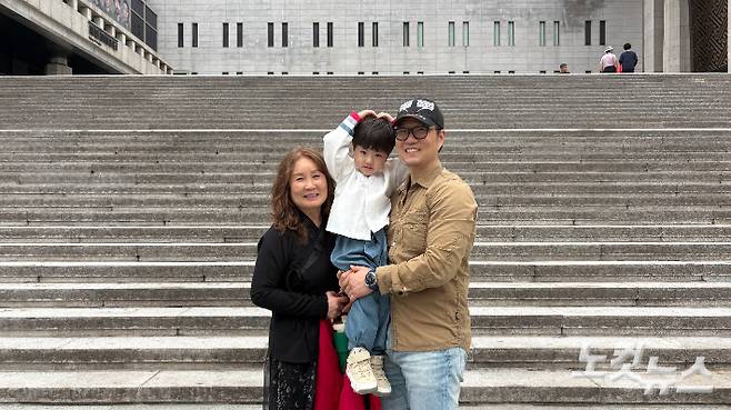 (왼쪽부터) 김청숙씨, 박준희군, 박상규씨. 김하영 기자