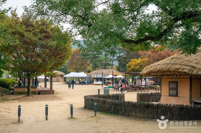 삼강문화단지 마당. 주막 둘레로 초가 건물과 천막이 늘어서 있다. 사진=한국관광공사 제공