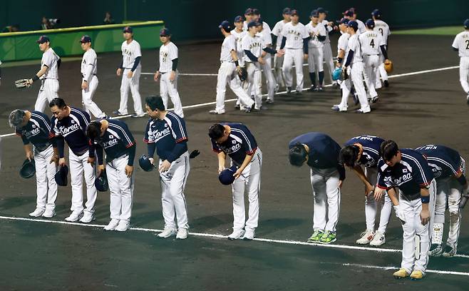 한국 야구 대표팀 선수들이 25일 일본 아이치현 도요하시 시민구장에서 열린 2026 아이치·나고야 아시안게임 남자 야구 슈퍼라운드 1차전 일본과의 경기에서 0-5로 패한 뒤 인사를 하고 있다. 도요하시=뉴시스