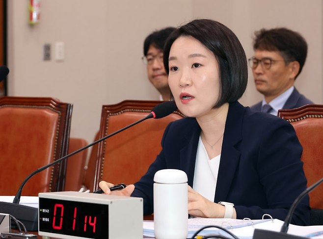 이소영 중소벤처기업부 장관이 15일 국회 산업통상자원중소벤처기업위원회에서 열린 인사청문회에서 의원들의 질문에 답하고 있다. 연합뉴스