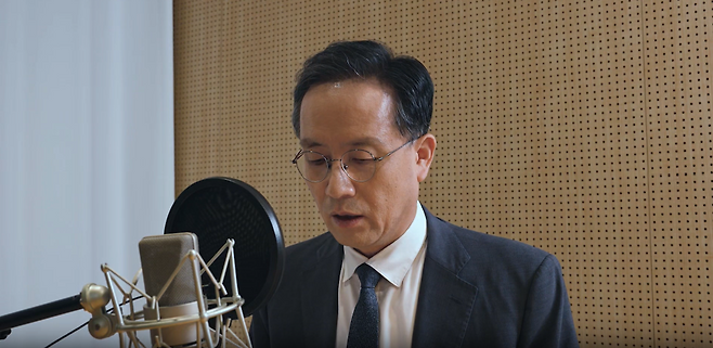 이형일 부총리 겸 재정경제부 장관이 22일 오전 직원들에게 내보낼 취임사를 사전 녹음하고 있다. 재경부 영상 갈무리.