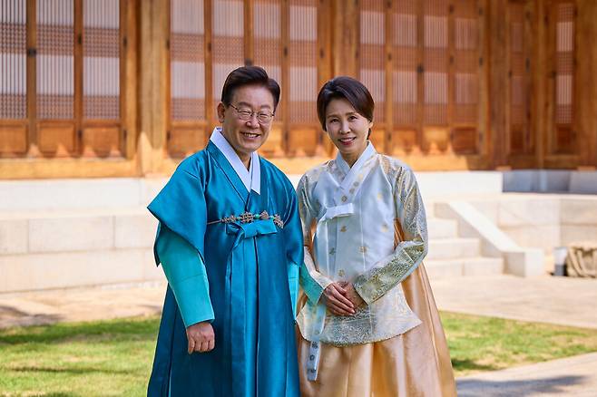 이재명 대통령과 김혜경 여사가 25일 한복 차림으로 SNS를 통해 추석 명절 인사를 전했다. ⓒ 이재명 대통령 SNS