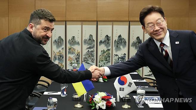 이재명 대통령과 젤렌스키 대통령 (앙카라=연합뉴스) 김도훈 기자 = 이재명 대통령과 볼로디미르 젤렌스키 우크라이나 대통령이 8일(현지시간) 튀르키예 앙카라 한 호텔에서 정상회담에 앞서 악수하고 있다. 2026.7.8 superdoo82@yna.co.kr