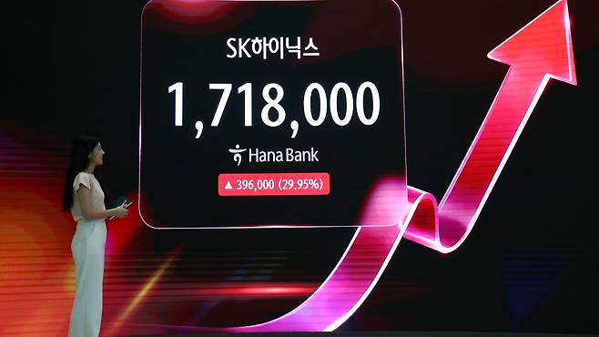 SK하이닉스가 상한가를 기록한 7월 31일 서울 하나은행 본점 딜링룸 모니터에 종가가 표시되고 있다. 연합뉴스