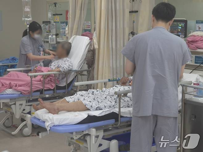 추석 당일인 지난 25일 오후 강원 강릉아산병원 권역응급의료센터에서 의료진이 침상에 누운 환자를 처치하고 있다. 2026.9.26/뉴스1 윤왕근 기자