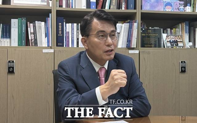 윤 의원이 18일 국회의원회관에서 진행된 <더팩트>와 인터뷰에서 이재명 대통령의 국정 전반에 대해 비판의 목소리를 냈다. /국회=정채영 기자