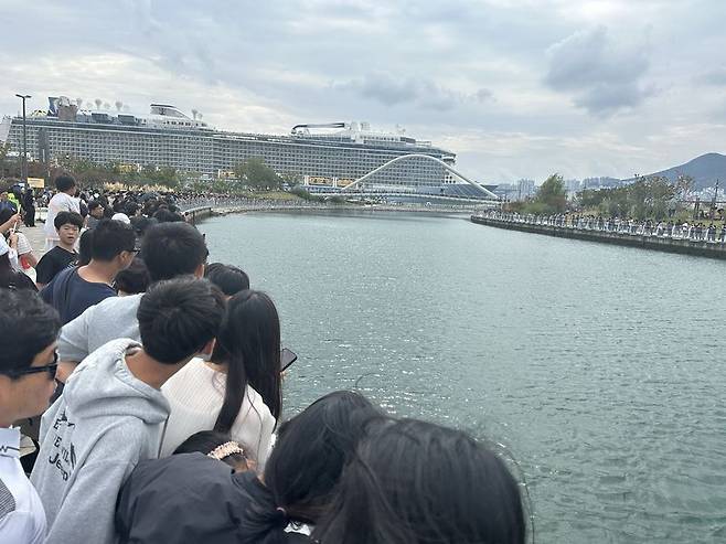 추석인 25일 부산항 북항 친수공원을 찾은 시민과 관광객들이 수로에 머물고 있는 상어 '부캉이'를 보기 위해 난간을 따라 길게 늘어서 있다. 수로 건너편까지 인파가 이어지며 북항 일대가 상어를 보려는 방문객들로 북적였다. 사진=김경민 기자