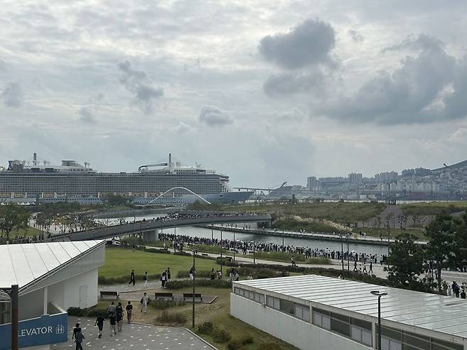 추석인 25일 부산항 북항 친수공원 수로를 따라 상어 '부캉이'를 보기 위해 몰린 시민과 관광객들이 길게 늘어서 있다. 수로 주변은 물론 보행교까지 방문객들의 발길이 이어졌다. 사진=김경민 기자