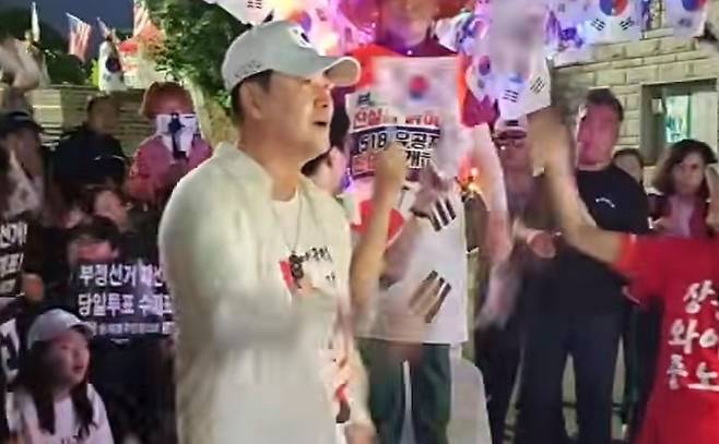 장동혁 국민의힘 대표가 19일 서울 송파구 올림픽공원 핸드볼경기장 앞 ‘올공 집회’ 현장에서.북을 치고 있다. 사진 유튜브 채널 ‘만사혁통: 공구리 1호’ 캡쳐