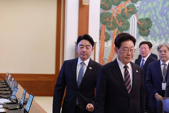 이재명 대통령이 21일 청와대에서 열린 수석보좌관회의에서 참석하고 있다. 왼쪽은 이날 오전 사의를 표명한 강훈식 비서실장. 청와대사진기자단
