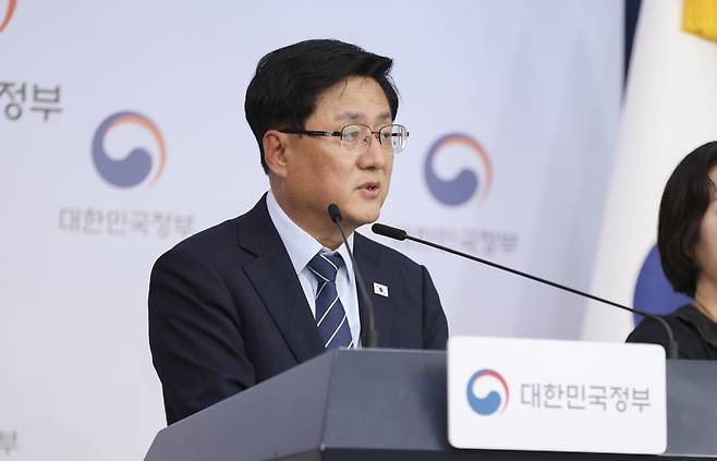 김성환 기후에너지환경부 장관이 22일 정부서울청사 브리핑룸에서 원전에 대한 국민 의견을 수렴하기 위한 원전 공론화 추진계획을 발표하고 있다. 기후부 제공