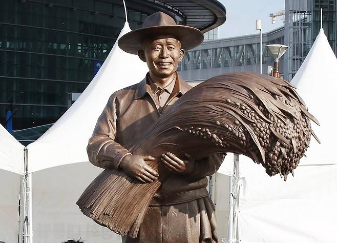 동대구역 광장에 설치한 ‘박정희 전 대통령 동상’. 뉴스1