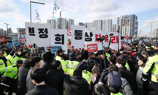 2024년 12월 '박정희 대통령 동상 제막식' 현장에 동상 건립을 반대하는 단체 회원들이 몰려 경찰과 대치하고 있다. 뉴스1