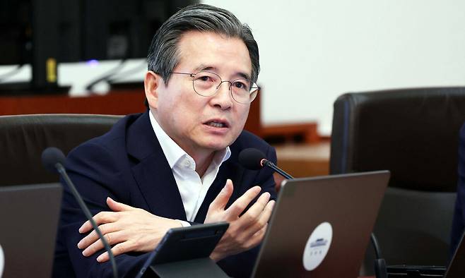 김용범 전 청와대 정책실장이 지난달 25일 청와대에서 열린 제37회 국무회의에서 발언하고 있다. 뉴시스