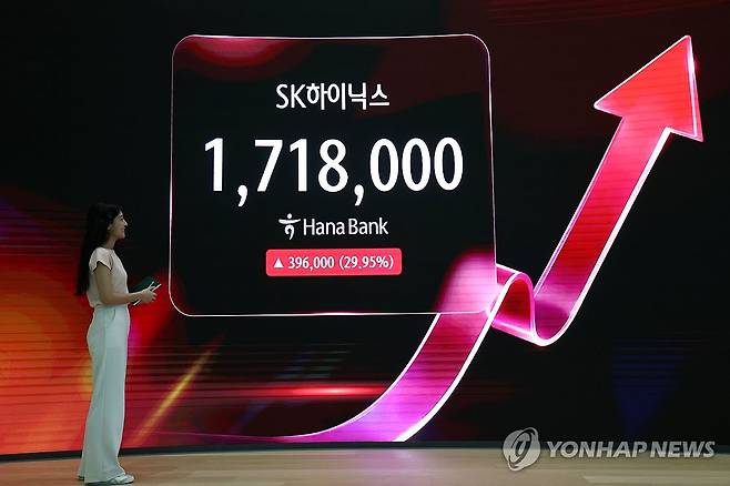 SK하이닉스 상한가 (서울=연합뉴스) 윤동진 기자 = SK하이닉스가 상한가를 기록한 31일 서울 하나은행 본점 딜링룸 모니터에 종가가 표시되고 있다. 2026.7.31 mon@yna.co.kr