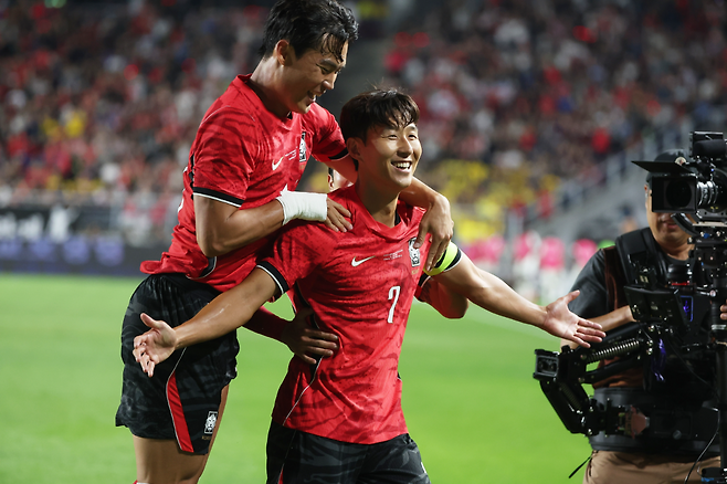 24일 경기도 수원월드컵경기장에서 열린 축구 국가대표팀 평가전 대한민국과 에콰도르의 경기. 한국 두 번째 골을 넣은 손흥민이 첫 번째 골을 넣은 오현규와 기뻐하고 있다. 연합뉴스