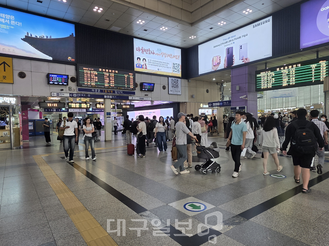 27일 귀경객들로 붐비고 있는 동대구역. 김용국 기자