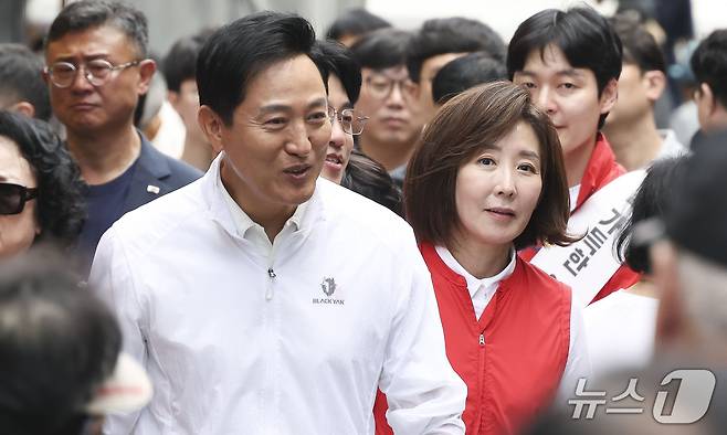 오세훈 서울시장과 나경원 국민의힘 의원이 추석을 앞둔 23일 서울 동작구 남성사계시장을 찾아 민생 현장을 점검하고 있다. (공동취재) 2026.9.23 ⓒ 뉴스1 최지환 기자