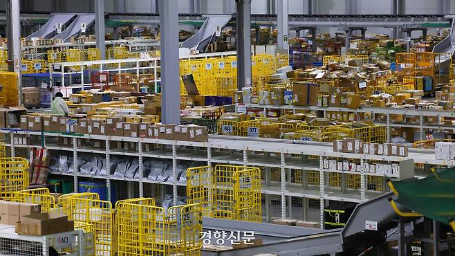 지난해 11월20일 인천 영종구 인천공항본부세관 특송물류센터에 해외 직구 물품이 쌓여있다. 정효진 기자
