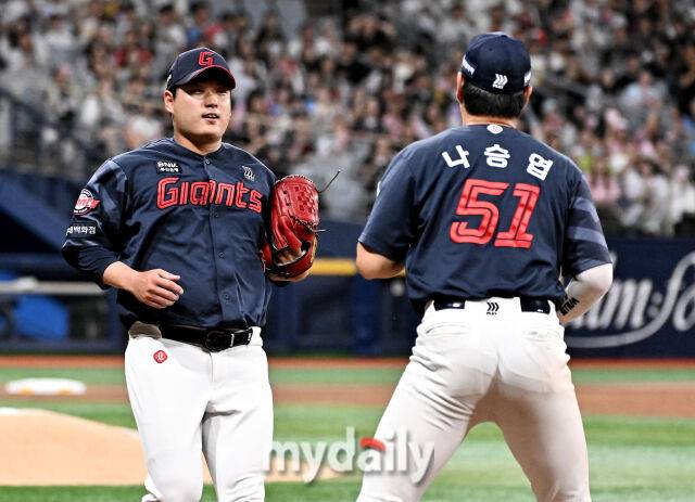 20일 오후 서울 고척스카이돔에서 진행된 '2026 프로야구 KBO리그' 키움 히어로즈와 롯데 자이언츠의 경기. 롯데 나균안이 5회말 2사 1,3루서 키움 김웅빈의 타구를 아웃 시키고 있다./송일섭 기자