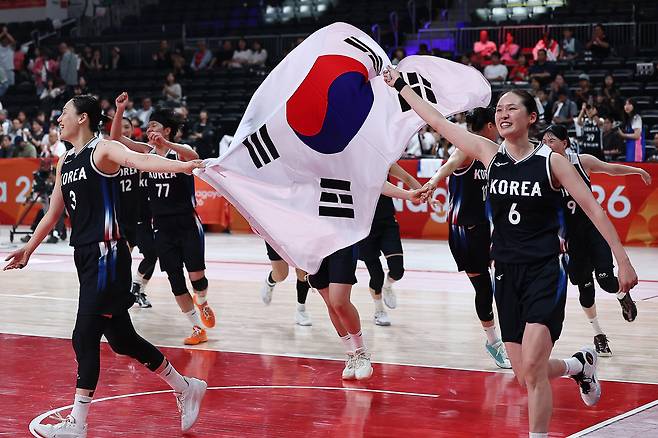 26일 일본 나고야 아이치 인터내셔널 아레나에서 열린 2026 아이치·나고야 아시안게임 여자 농구 한국 대 일본 결승. 승리를 거둔 대한민국 선수들이 환호하고 있다. 연합