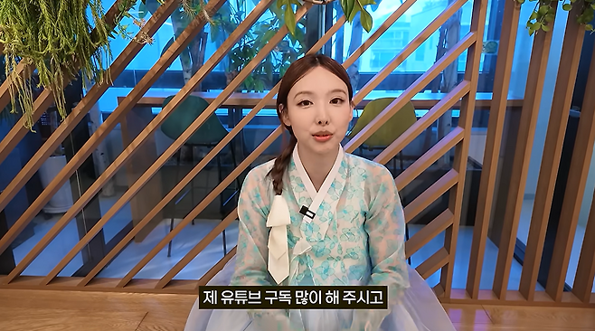 그룹 ‘트와이스’ 나연이 개인 유튜브 채널 개설을 알리기 위해 소속사 사옥 곳곳을 직접 찾아다니며 홍보에 나섰다. 추석을 앞두고 한복을 차려입은 나연은 직원들에게 송편을 나눠주며 새롭게 시작한 유튜브 채널을 알렸다. IM NAYEON