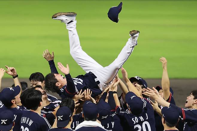 27일 일본 아이치현 도요하시 시민구장에서 열린 2026 아이치·나고야 아시안게임 결승 한국과 일본의 경기. 3대1로 금메달을 차지한 한국대표팀 선수들이 류지현 감독을 헹가래 치고 있다. 연합뉴스