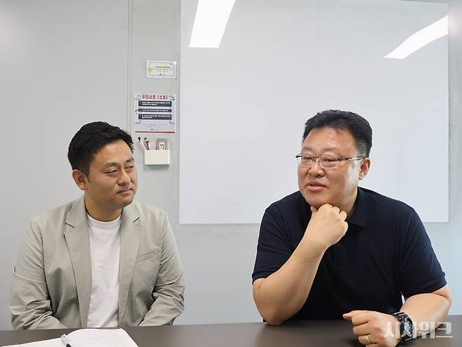 파이렉스의 핵심 기술은 '고주파(RF, Radio Frequency) 신호 변화' 현상의 탐지다. 반도체·디스플레이 플라즈마 공정에서는 RF 전력을 걸어 플라즈마를 만들고 유지한다. (왼쪽부터)유우종 파이렉스 CFO와 윤정식 파이렉스 대표(한국핵융합에너지연구원 플라즈마장비지능화연구단장). / 사진=박설민 기자