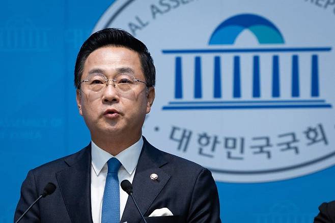 박성준 더불어민주당 수석대변인이 브리핑을 하는 모습.(사진=뉴스1.)