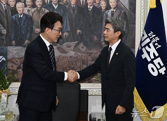 김민석 더불어민주당 대표가 28일 서울 여의도 국회에서 강신철 신임 국방부 장관을 접견, 인사를 나누고 있다. 2026.9.28 ⓒ 뉴스1 국회사진기자단