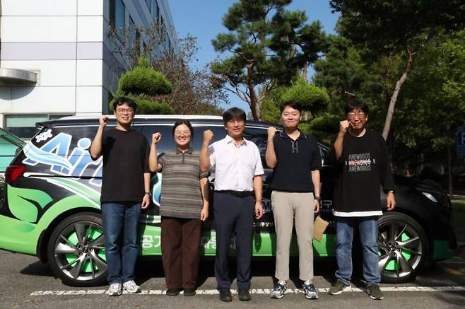 대기 미세먼지 대응 상호협력형 공기정화 자동차를 개발한 한방우 기계연 도시환경연구실 실장(가운데) 연구팀. 기계연 제공