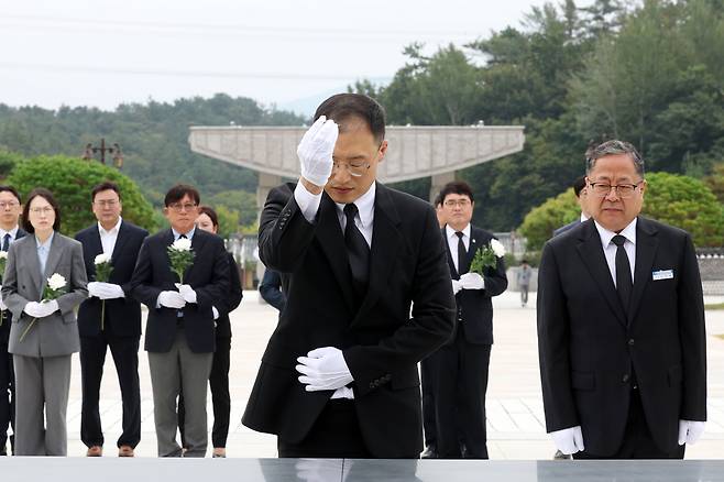 김상욱 울산시장이 28일 오전 전남광주 북구 운정동 국립 5·18민주묘지에서 헌화·분향하며 참배하고 있다. /연합뉴스
