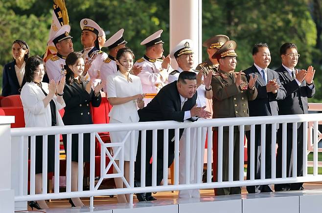 5000톤급 신형 구축함 ‘강건’호의 취역식에 참석한 김정은 노동당 총비서와 딸 주애, 부인 리설주 여사. 평양 노동신문=뉴스1