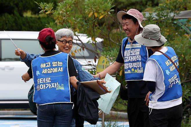 ‘세종호텔 복직으로 가는 희망뚜벅이’를 제안한 김진숙 민주노총 부산지역본부 지도위원이 28일 오후 행진 시작 지점인 경남 양산시 호포역에 도착해 참가자들과 인사하고 있다. 오른쪽 둘째는 고진수 민주노총 서비스연맹 세종호텔 지부장. 김영원 기자