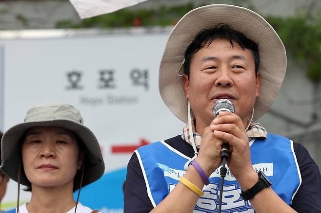 ‘세종호텔 복직으로 가는 희망뚜벅이’에 참가하는 고진수 민주노총 서비스연맹 세종호텔 지부장이 28일 오후 경남 양산시 호포역에서 행진을 시작하기에 앞서 열린 기자회견에서 발언하고 있다. 김영원 기자