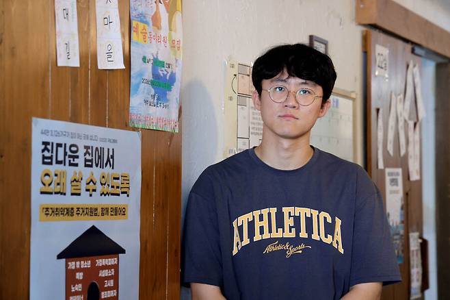 주장욱 홈리스행동 상임활동가가 서울 용산구 청파동 홈리스행동 사무실에서 한겨레21과 인터뷰하고 있다. 김명진 기자 littleprince@hani.co.kr