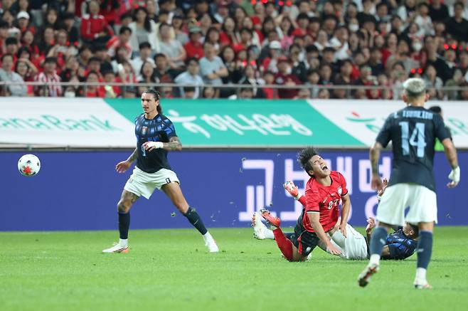 <yonhap photo-8205=""> 넘어지는 김민수(서울=연합뉴스) 신준희 기자 = 28일 서울월드컵경기장에서 열린 축구 대한민국과 우루과이의 평가전. 한국 김민수가 공격을 하다 발에 걸려 넘어지고 있다. 2026.9.28hama@yna.co.kr/2026-09-28 21:36:19/</yonhap>