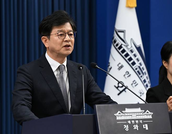 성기홍 청와대홍보소통수석이 지난 21일 청와대 브리핑룸에서 현안 관련 브리핑을 하고 있다. 연합뉴스
