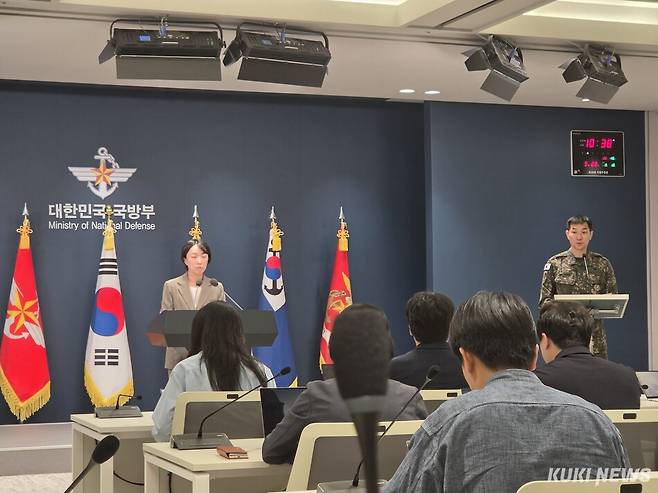 합동참모본무 황주봉 작전1처장이 28일 서울 국방부 브리핑실에서 DMZ 지뢰 폭발 현장조사 등 정례 브리핑에서 취재진의 질문에 답하고 있다. 조진슈 기자