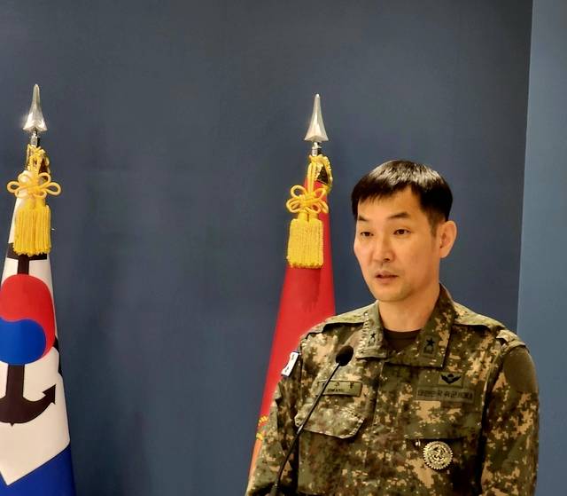황주봉(육군 준장) 합참 작전1처장이 28일 오전 국방부 정례브리핑에서 지난 21일 발생한 지뢰폭발사고 관련 기자들 질문에 답변하고 있다. 정충신 선임기자